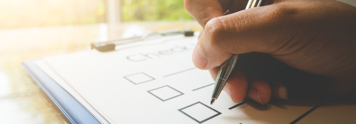 hand writing a office checklist before a relocation