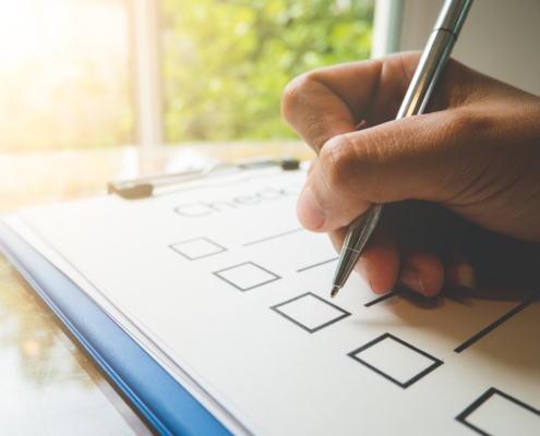 hand writing a office checklist before a relocation